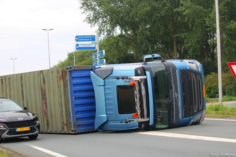Vrachtwagen gekanteld op N57 [+foto]