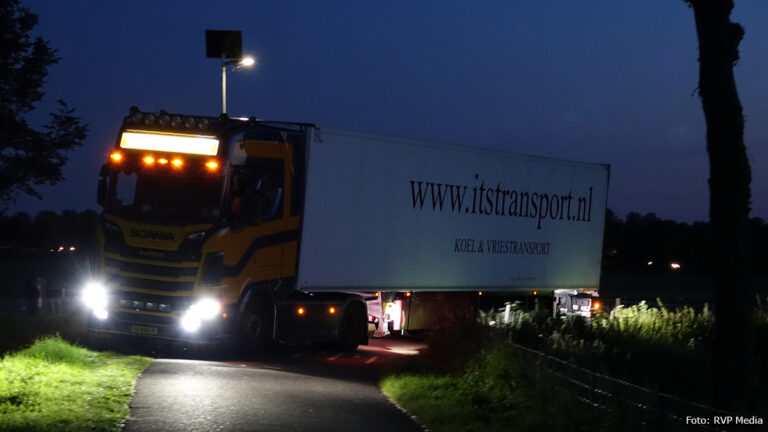 In Duitsland gestolen vrachtwagen teruggevonden op smalle dijk in Nederland [+foto’s]