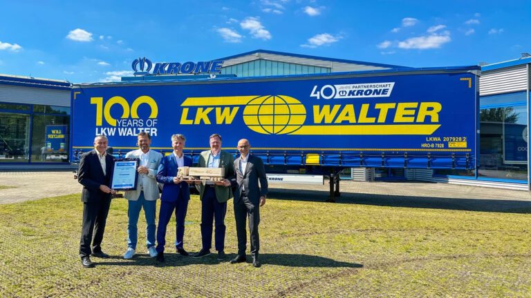 Krone en LKW WALTER vieren 40-jarig partnerschap met 40.000ste oplegger