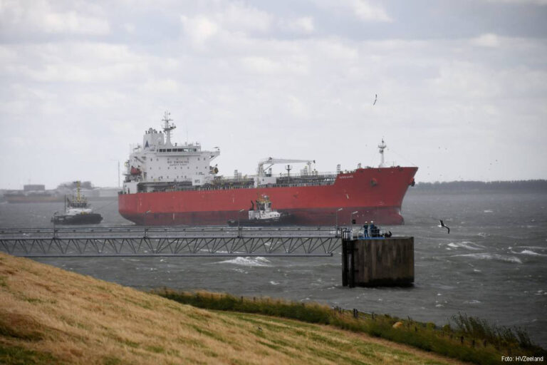 Tanker ‘Magic Wand’ in de problemen bij zeesteiger Borssele [+foto]