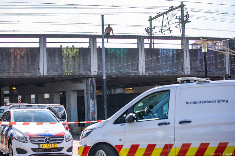 Treinverkeer tussen Amsterdam en Weesp ligt volledig stil door man op spoorviaduct
