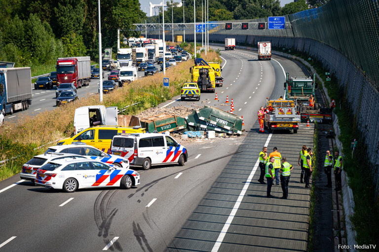 A16 richting Rotterdam dicht na verloren containers [+foto]