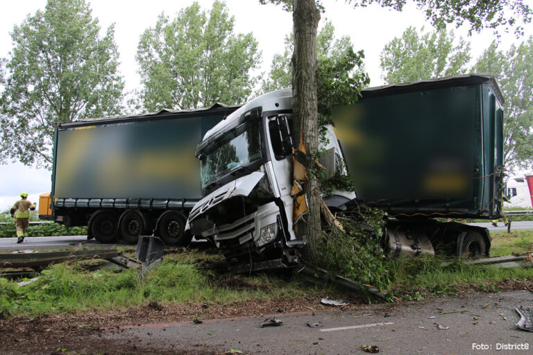 Ravage na zwaar ongeval op A20, bedrijfswagen wegwerker aangereden door vrachtwagen [+foto’s]
