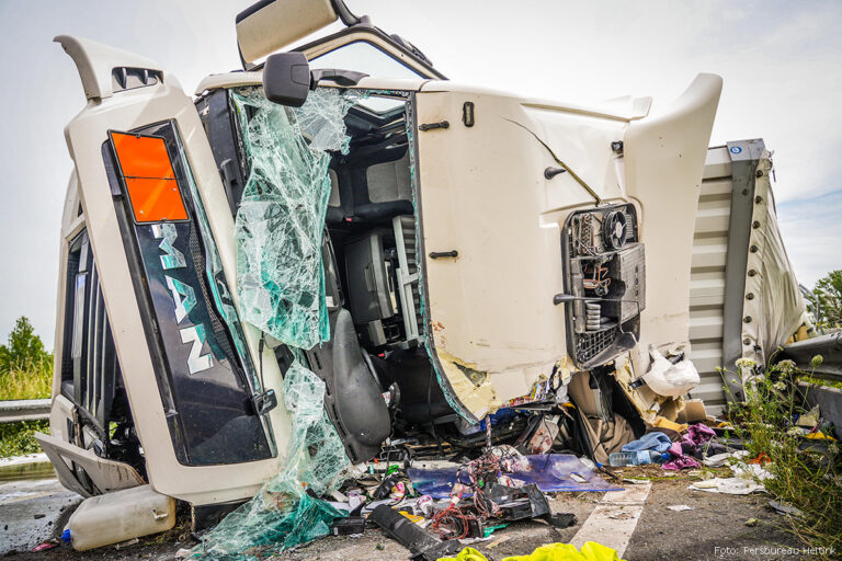 Vrachtwagen gekanteld op A50, lus naar A15 tot zeker woensdagochtend 06:00 uur dicht [+foto’s]
