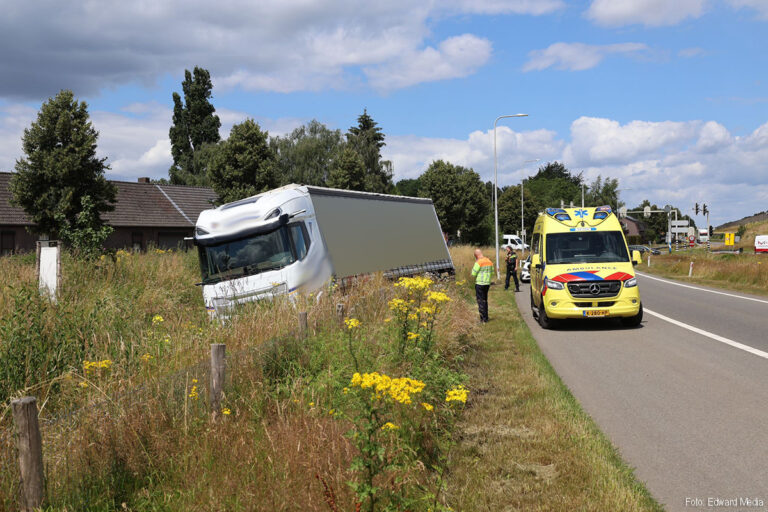 Vrachtwagen van de weg langs A73 [+foto]