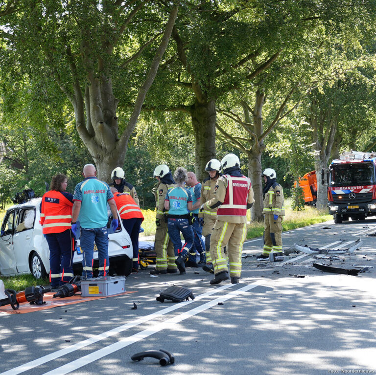 Zwaargewonde bij ernstig ongeval auto en vrachtwagen bij Assen [+foto]