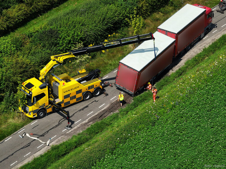 Berger al urenlang bezig truck met aanhang te bergen na ongeval [+foto]