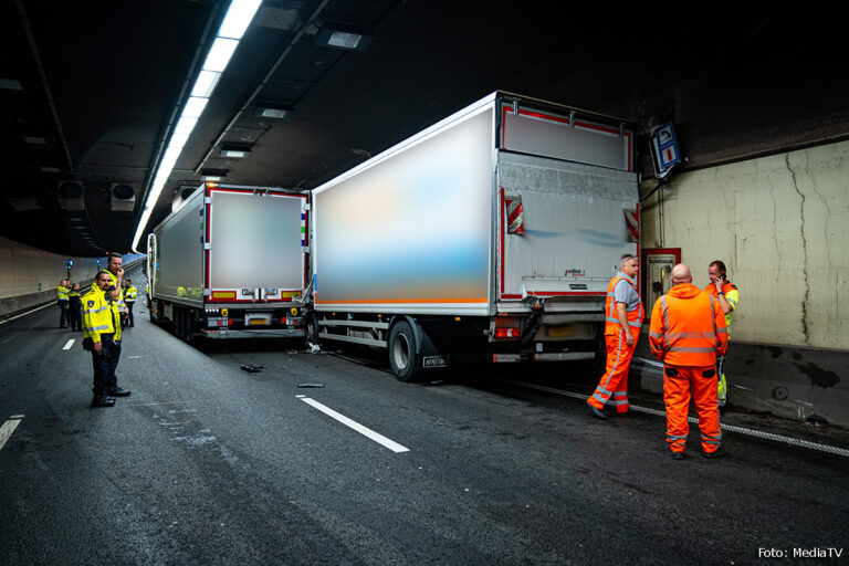Botlektunnel dicht na aanrijding met meerdere vrachtwagens [+foto]