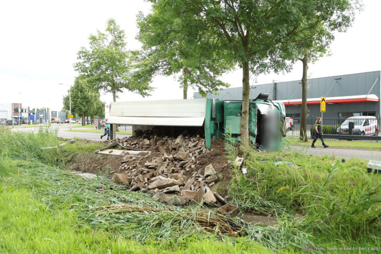 Vrachtwagen gekanteld in Den Ham, chauffeur ernstig gewond