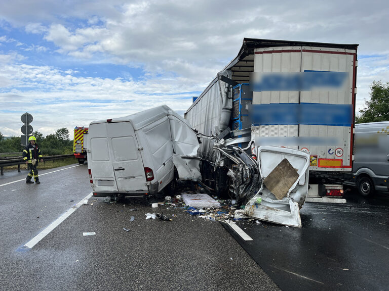 Bestelbus rijdt achterop vrachtwagen in file op Duitse A4 [+foto]