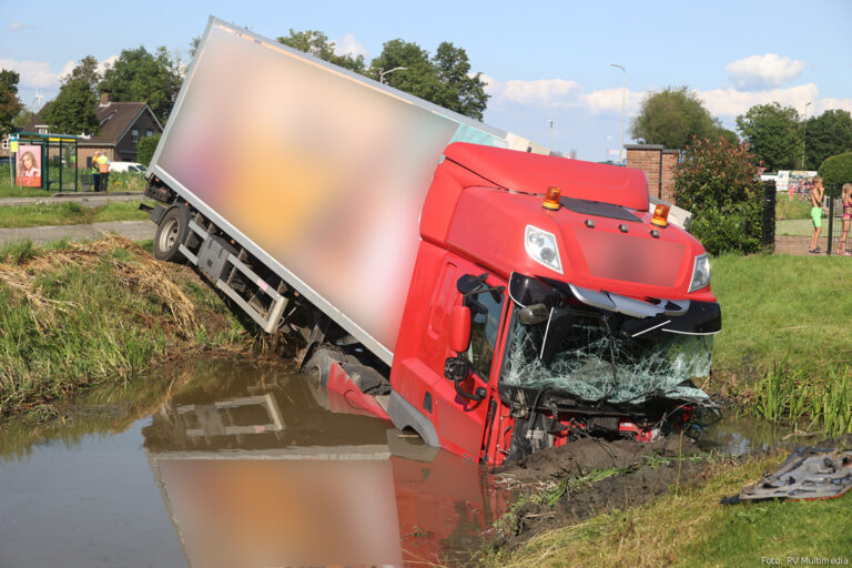 Zwaargewonde na aanrijding tussen vrachtwagen, bestelbus en auto [+foto’s]