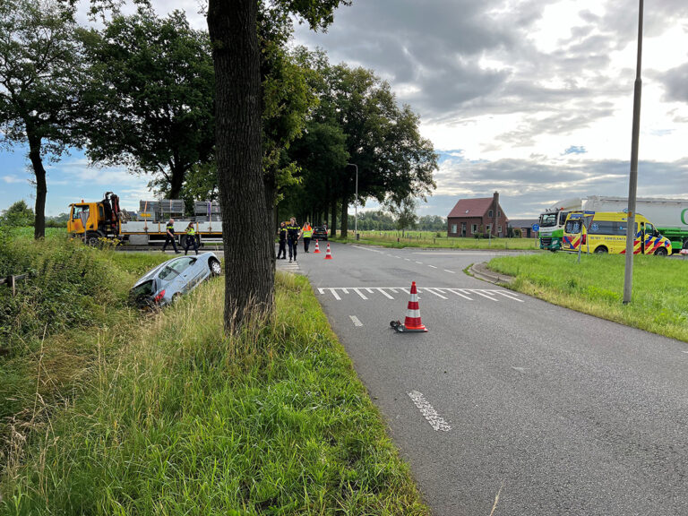 Vrachtwagenchauffeur ’tikt’ auto de sloot in [+foto’s]