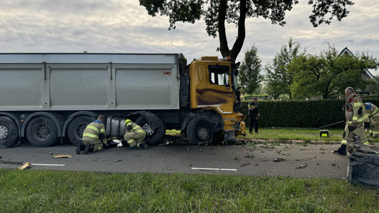 Vrachtwagen tegen boom gebotst in Gelderse Loo [+foto’s]