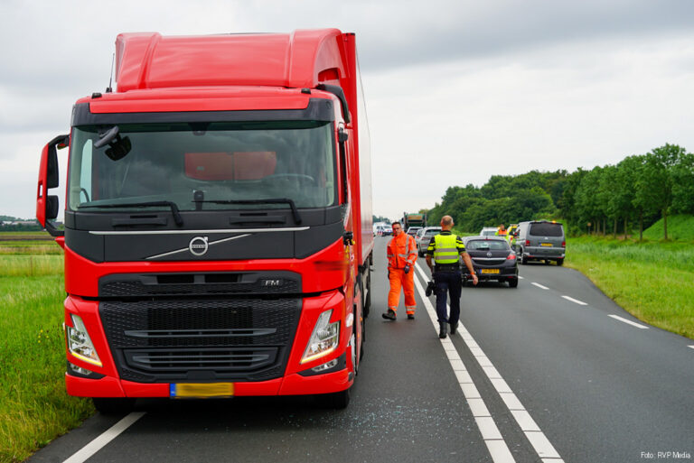N505 afgesloten na aanrijding tussen vrachtwagen en bestelwagen [+foto]