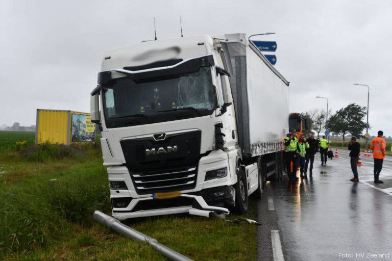 Aanrijding met twee vrachtwagens op N57 [+foto’s]