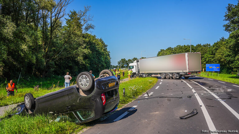 Auto botst frontaal op vrachtwagen op N812 [+foto]
