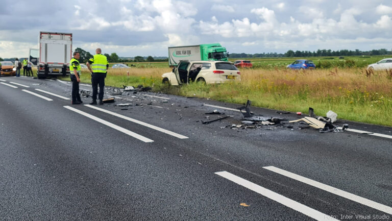 Frontale aanrijding auto en vrachtwagen op N9 [+foto’s]