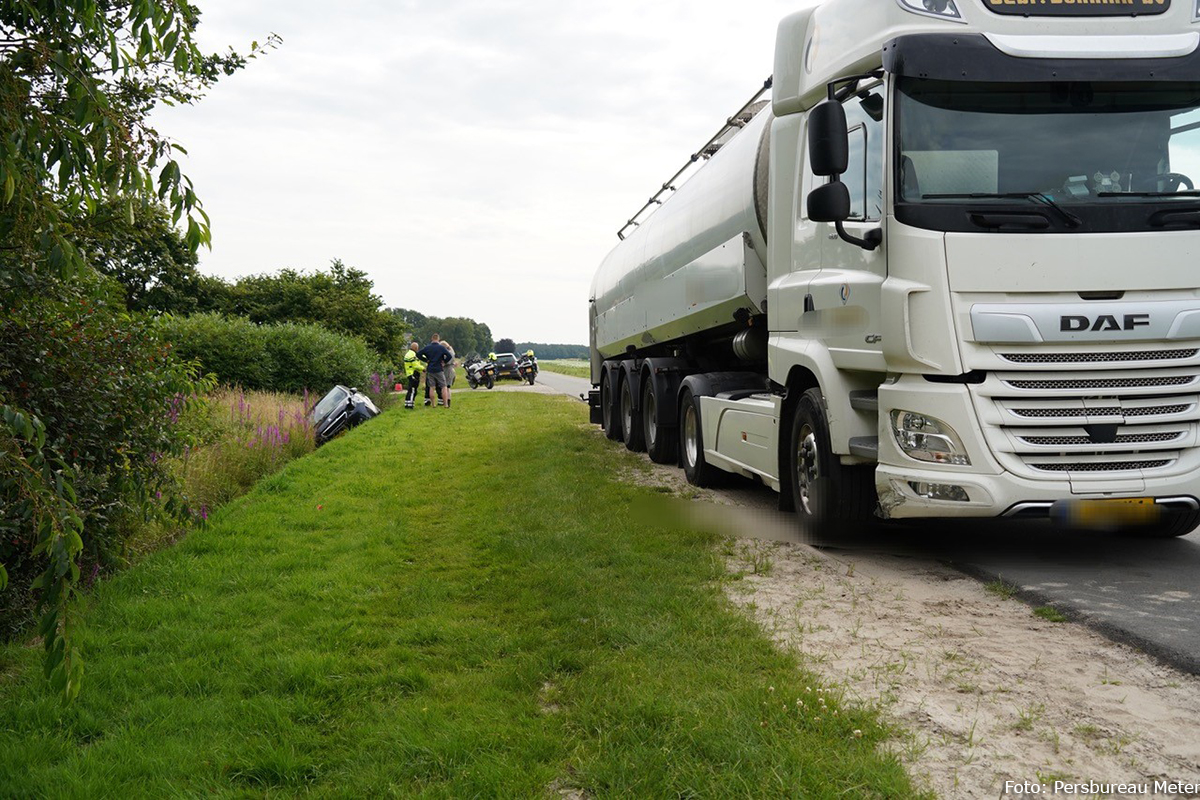Auto in de sloot na aanrijding met vrachtwagen [+foto].