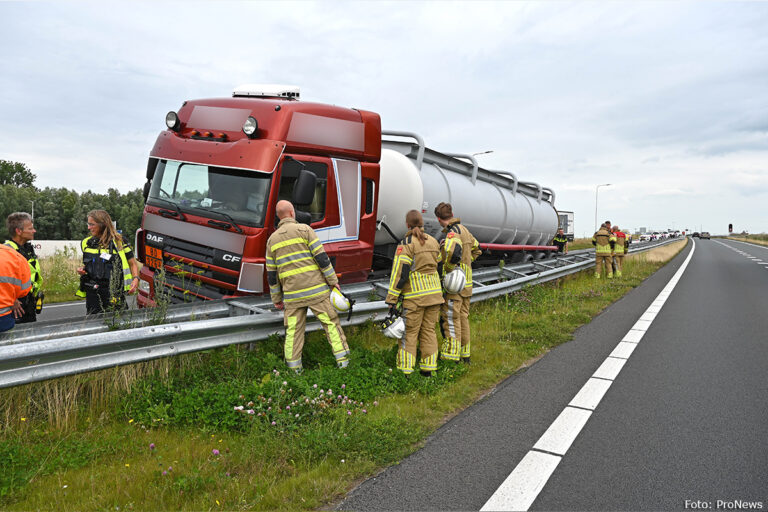 Tankwagen na klapband tegen de vangrail op N307 [+foto]