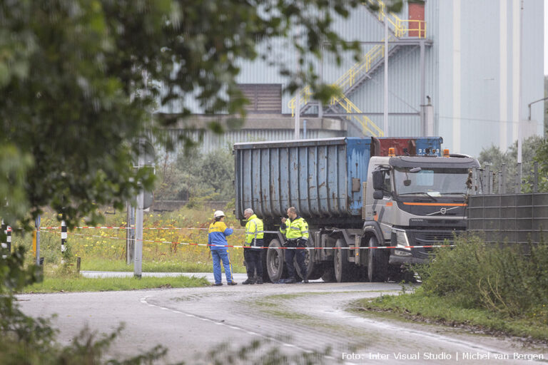 Fietser ernstig gewond bij ongeval met vrachtwagen bij Tata Steel [+foto’s]