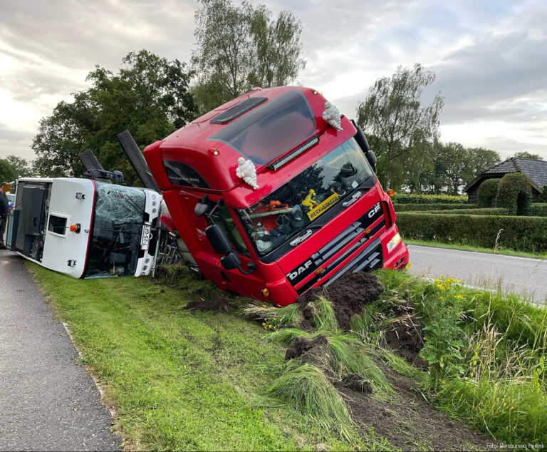 Vrachtwagen van de weg in Wekerom [+foto]