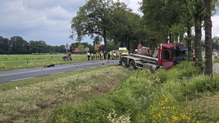 Vrachtwagen tegen boom na aanrijding met auto, automobilist overleden [+foto’s]