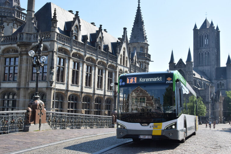 De Lijn neemt de eerste nieuwe generatie elektrische bussen VDL in dienst in Destelbergen