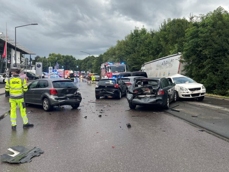 Vrachtwagen rijdt op bedrijventerrein in op meerdere geparkeerde auto’s [+foto]