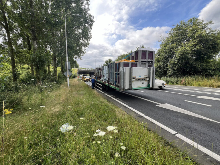 Trekker verliest oplegger op afrit A2 [+foto’s]