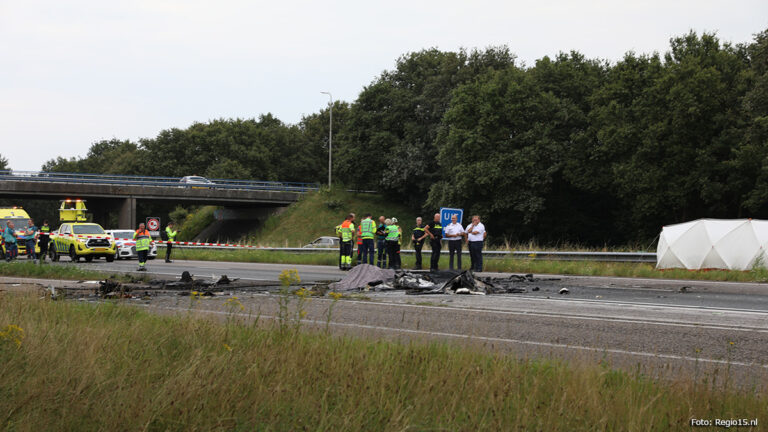 Vliegtuigje neergestort op A58, piloot overleden, weg afgesloten [+foto]