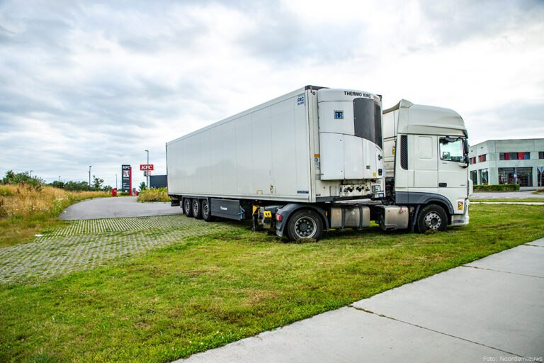 Vrachtwagenchauffeur rijdt vrachtwagen vast bij KFC in Emmen [+foto]