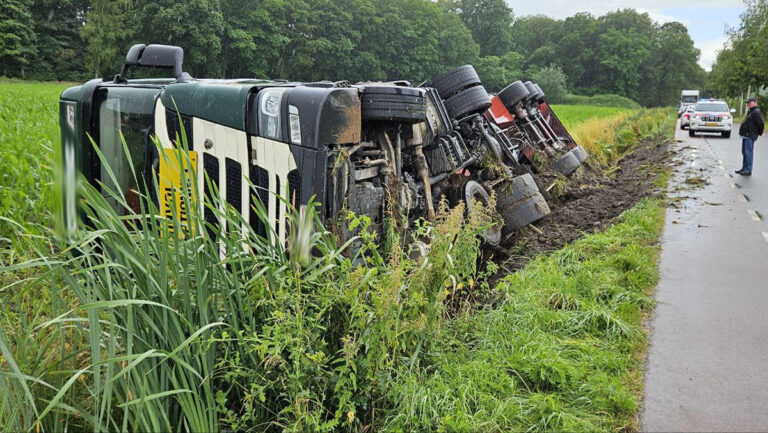Vrachtwagen in sloot gekanteld in Eibergen [+foto]
