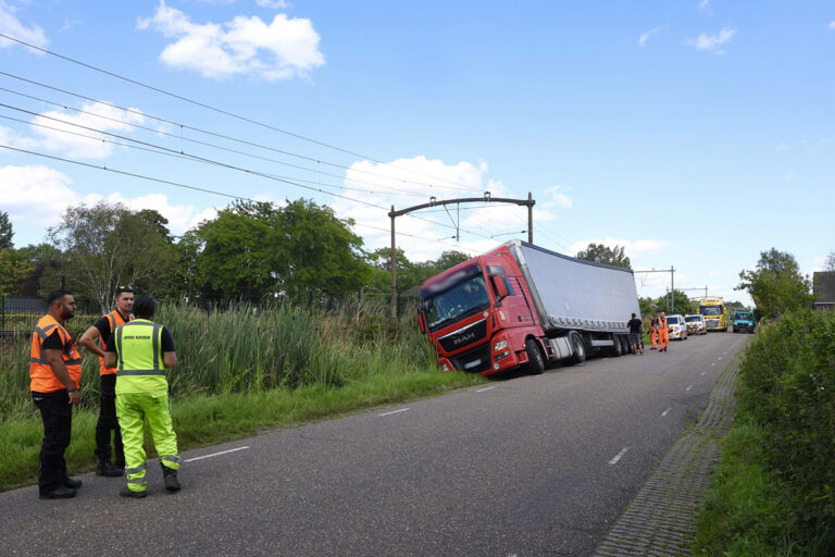 Vrachtwagen in sloot in Boxtel [+foto]
