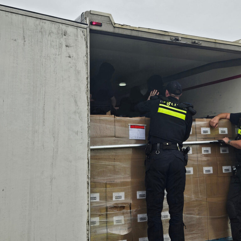 Jonge kinderen ontdekt in trailer