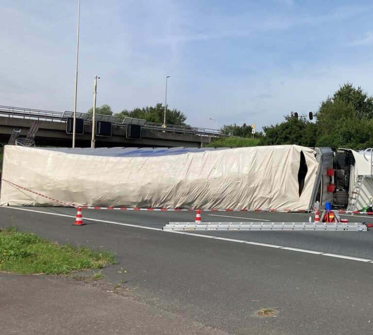 Vrachtwagen gekanteld op A28 bij Leusden [+foto]