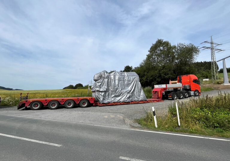 Duitse politie houdt vrachtwagen van 82 ton tegen [+foto]