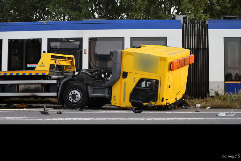 Aanrijding bergingsvoertuig en tram in Rijswijk [+foto]