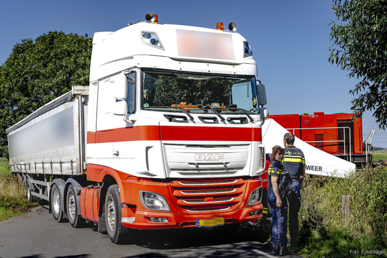 Dode na aanrijding met vrachtwagen, machinist blijkt lichtgewond [+foto]