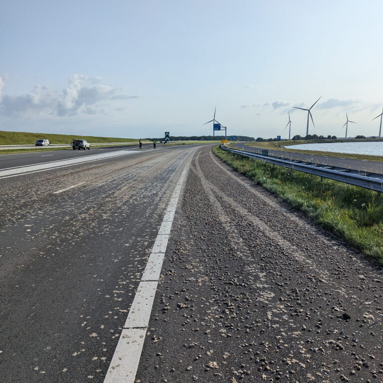 Verbindingsweg Afsluitdijk richting N31 dicht door lading schelpen op de weg