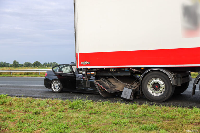 Auto onder vrachtwagen trailer op A4 [+foto]