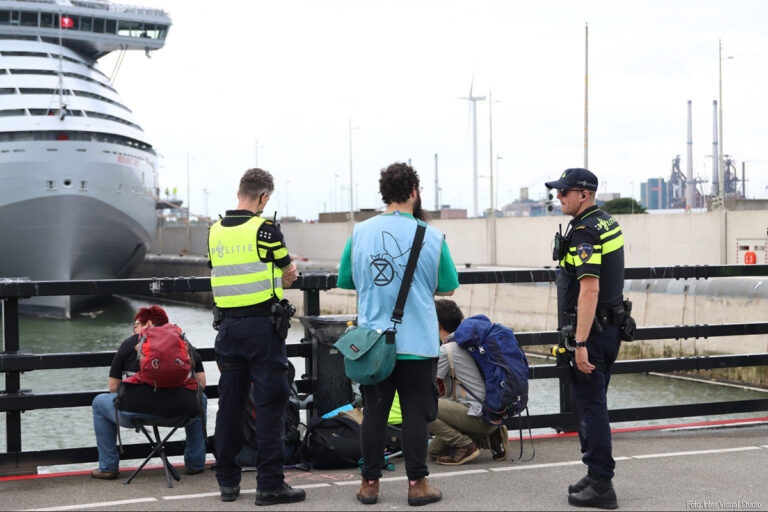 Demonstranten XR blokkeren opnieuw zeesluis IJmuiden