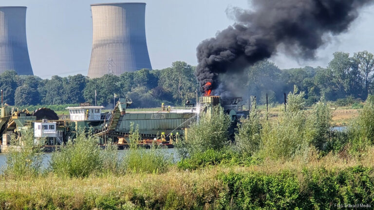 Brand op baggerschip in Limburgse Herten onder controle[+foto]
