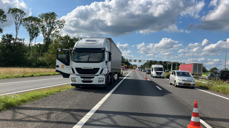 Vrachtwagen wil niet meer starten na brand in dashboard op A12