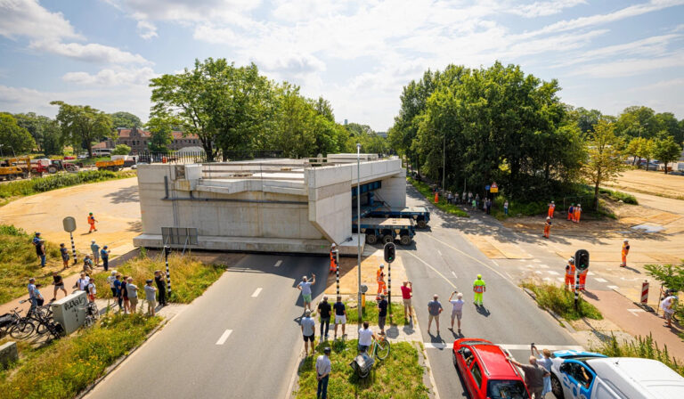 Nieuwe tunnel op zijn plek gereden bij station Ede-Wageningen