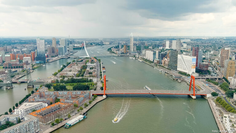 Parkkade Rotterdam krijgt beveiligde loopbruggen en vijf extra binnenvaartligplaatsen aan Lloydkade
