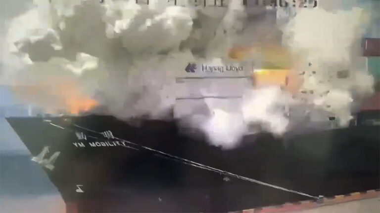 Zware explosie op containerschip ‘YM Mobility’ in haven van Ningbo Shoushan [+video’s]