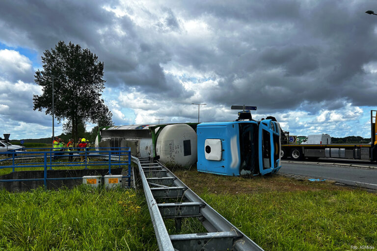 Vrachtwagen gekanteld op rotonde N57 [+foto’s]