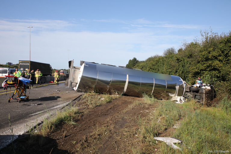 Vrachtwagen gekanteld op A1, chauffeur gewond [+foto’s]