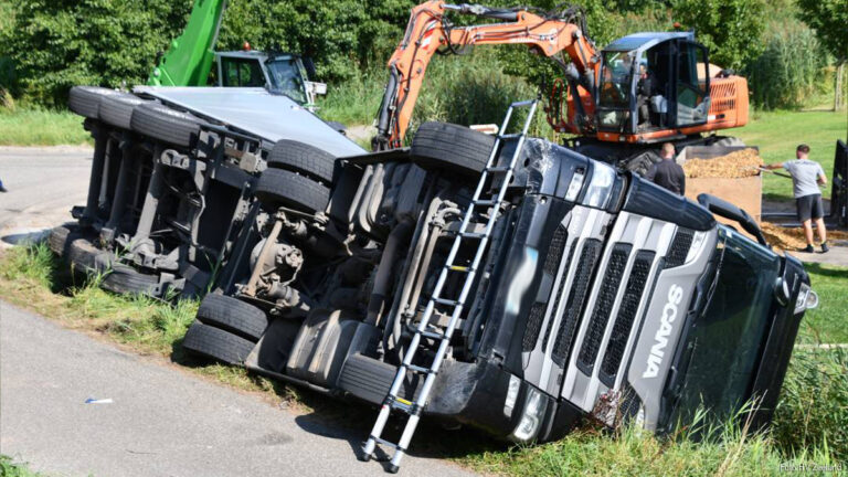 Vrachtwagen met uien gekanteld in Kruiningen [+foto]