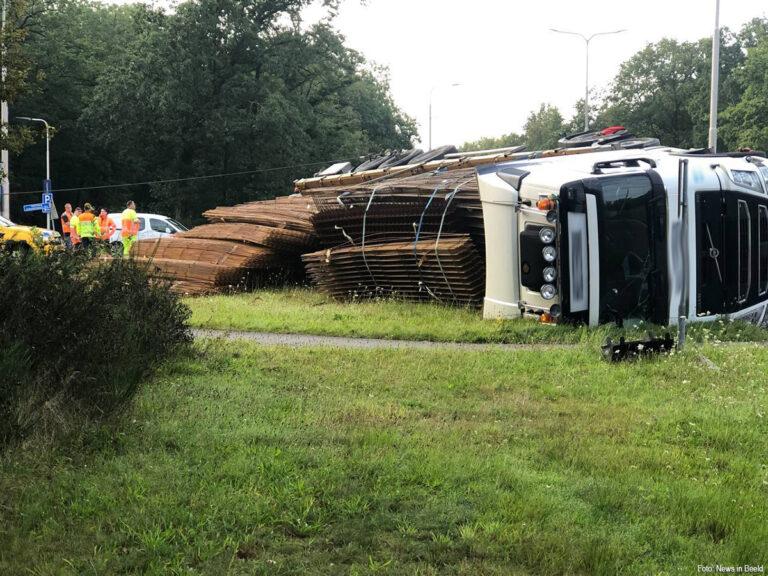 Vrachtwagen met staal gekanteld op N755 [+foto]